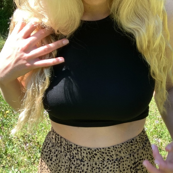 Black Ribbed Crop Tank - Picture 6 of 12